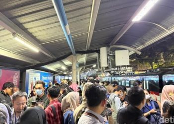 Ratusan penumpang di Stasiun Sudirman Jakarta Pusat, Rabu, 20 Agustus 2025 menumpuk imbas KRL tertahan akibat gempa M 4,9. (Foto: Ist./ detik.com).