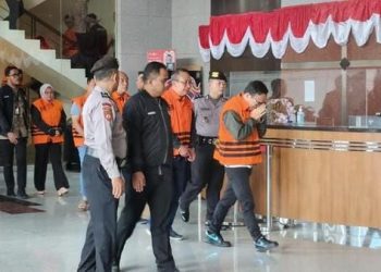Wakil Menteri Ketenagakerjaan Immanuel Ebenezer (kanan) mengusap mata setelah mengenakan rompi oranye di gedung KPK, Jumat, 22 Agustus 2025. (Foto: Ist./ detik.com).