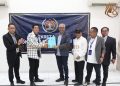 Ketua Tim Verifikasi Kongres PWI Persatuan 2025, Zulkifli Gani Ottoh menerima berkas pendaftaran calon Ketua Umum, Akhmad Munir di Dewan Pers, Jumat, 22 Agustus 2025. Ikut mendampingi Atal S Depari (tiga dari kanan) calon Ketua Dewan Kehormatan PWI Pusat. (Foto: Ist./PWI Jaya).