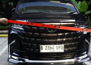 Mobil Alphard hasil sitaan dari rumah eks Wamenaker IEG di Pancoran, Jakarta Selatan kini diamankan KPK. (Foto: Ist./ detik.com).