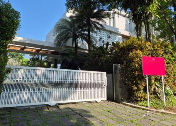 Penampakan rumah di Rancamaya Golf Estate Kota Bogor, Jawa Barat, yang diduga milik tersangka kasus dugaan korupsi minyak mentah Mohammad Riza Chalid (MRC) disita penyidik Jampidsus Kejaksaan Agung, Rabu, 27 Agustus 2025. (Foto: Ist./ Dok. Kejaksaan Agung RI).