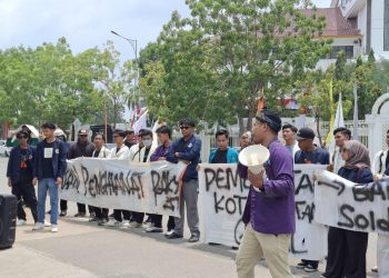 Suasana demo mahasiswa Batam di depan kantor DPRD Kota Batam, Rabu, 27 Agustus 2025. (Foto: HMStimes./Flavia Donella Bangun).