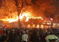 Gedung Grahadi rumah dinas Gubernur Jawa Timur di Surabaya, dibakar massa, Sabtu, 30 Agustus 2025. (Foto: Dok. Warga Syaiful Arief).