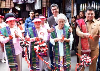 Bupati Samosir Vandico Timotius Gultom Bersama Sondang Sidabutar, Shinta Maruarar Sirait dan Pembina Social Gracia Community Lina Nurdin Tampubolon Resmikan Renovasi Makam Raja Sidabutar. (Foto: Hendrikoh).