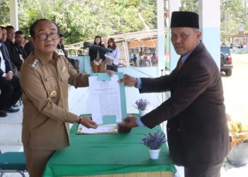 Wakil Bupati Samosir Ariston tua Sidauruk memberikan SK BPD yang baru di Kukuhkan. (Foto: Hendrikoh).