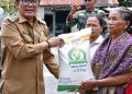 Wakil bupati Samosir serahkan beras bantuan Dari Cadangan Pangan Pemerintah (CPP) kepada masyarakat kurang Mampu di Kecamatan Palipi Kabupaten Samosir. (Foto: Hendrikoh).