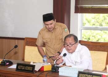 Komisi IV DPRD Kota Batam, Dandis Rajagukguk kesal akibat PT Rigspek yang mangkir dalam undangan RDPU di kantor DPRD. (Foto: Humas DPRD).