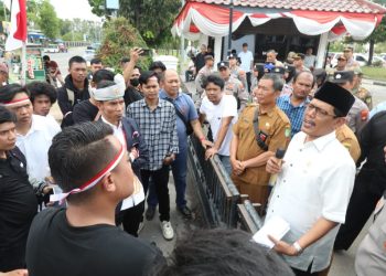 Ketua DPRD Kota Batam,Haji Muhammad Kamaluddin temui mahasiswa yang unjuk rasa di depan kantor DPRD Kota Batam. (Foto: Humas DPRD).