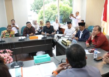 Perwakilan mahasiswa yang melakukan aksi, manajemen PT McDermott, eks tenaga pengamanan, manajemen PT Batam Bagus Mandiri, serta pejabat dari Dinas Tenaga Kerja Provinsi Kepri dan Dinas Tenaga Kerja Kota Batam lakukan mediasi di kantor DPRD Kota Batam. (Foto: Humas DPRD).