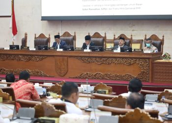 Rapat paripurna DPRD bersama fraksi-fraksi tentang APBD Kota Batam. (Foto: Humas DPRD).