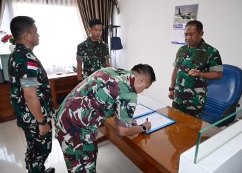 Serah terima Jabatan Kadisops dari Mayor Pnb Muhammad Qorie P., S.H., kepada Letkol Pnb Dion Aridito, S.T., M.M., di ruang kerja Komandan Lanud RSA Natuna. (Foto: HMS./ Amin).