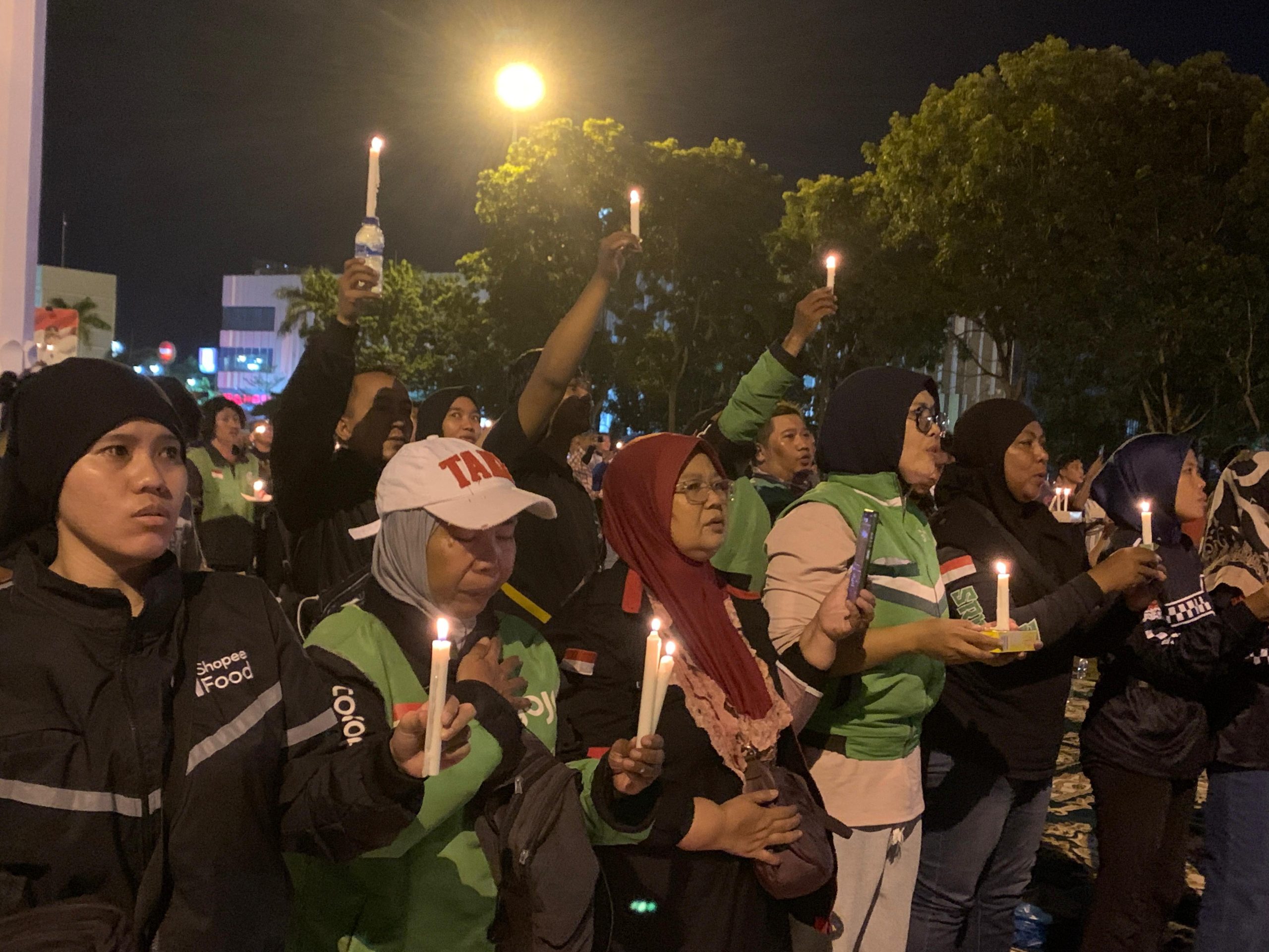 Malam seribu lilin di Dataran Engku Putri Batam