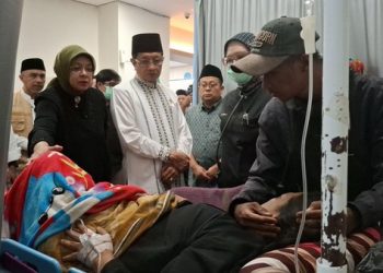 Menag, Nasaruddin Umar (baju putih) saat mengunjungi korban luka akibat bangunan majelis taklim di Ciomas, Bogor ambruk pada Minggu, 7 September 2025. (Foto: Ist./ detikcom).