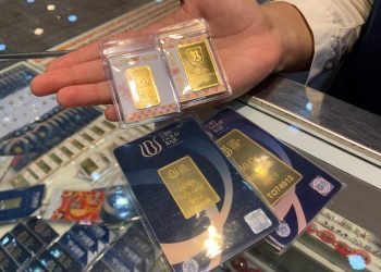 Contoh emas batangan di Toko Emas Banda Baru, Mega Mall Batam Center. (Foto: HMS/Flavia Donella Bangun).