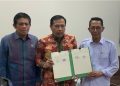 Foto bersama Wali Kota Batam, Amsakar Achmad (baju putih), dan Ketua Ombudsman RI, Mokhammad Najih (tengah), usai menandatangani MoU di Ruang Rapat Perwakilan Ombudsman RI Provinsi Kepri, Batam Center, Kamis, 18 September 2025. (Foto: HMS/ Flavia Donella Bangun).