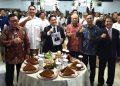 Menpora baru Erick Tohir (ketiga dari kiri) bersama para menteri terdahulu saat serah terima jabatan dengan Dito Ariotedjo (dua dari kiri). (Foto: Ist./Ray. Soemantoro).