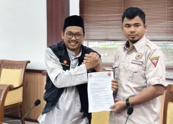 Sekretaris Komisi I DPRD Kota Batam, Anwar Anas (rompi hitam), bersama Ketua Komunitas Andalan Driver Online (Komando) Batam, Feryandi Tarigan, di ruang rapat Komisi I DPRD Kota Batam, Jumat, 19 September 2025. (Foto: HMS/Flavia Donella Bangun).