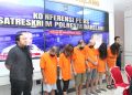 Tersangka penipuan hipnotis digelar di Polresta Barelang September 2025. (Foto: Humas Polresta).