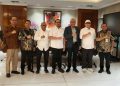 Kepala Staf Kepresidenan (KSP) M. Qodari (tengah) berfoto bersama di Kantor Sekretariat Negara, Jakarta, Rabu, 24 September 2025 usai menerima audiensi Pengurus PWI Pusat dipimpin Ketua Umum Akhmad Munir (tiga dari kanan) dan Ketua DK, Atal S. Depari (tiga dari kiri). (Foto: Ist./ dok.PWI Jaya).