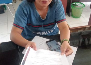 Pegawai TU bagian Umum yang menerima surat konfirmasi dari Biro HMS Samosir. (Foto: HMS./ Hendrikoh).