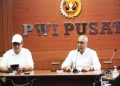 Ketua Umum PWI Pusat, Akhmad Munir (kanan) di Sekretariat PWI Pusat lantai 4 Gedung Dewan Pers, Jl. Kebon Sirih Jakarta Pusat. (Foto: Ist./dok.PWI Jaya).