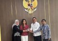 Kartu pers wartawan CNN Indonesia, Diana Valencia dikembalikan Deputi Bidang Protokol, Pers, dan Media Sekretariat Presiden, Yusuf Permana (baju putih), Senin, 29 September 2025. (Foto: Ist./X/Dr. M. Fadjroel Rachman).