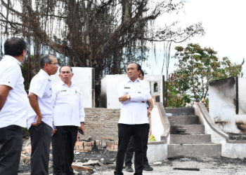 Wakil Bupati Samosir, Ariston Tua Sidauruk didampingi para SAB, para Asisten Sekdakab, Kadis Kominfo dan pimpinan OPD kembali sambangi Korban kebakaran di Huta Sidaji, Desa Simarmata, Kab.Samosir. (HMS./ Hendrikoh).