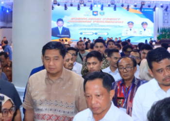 Wakil Bupati Samosir Ariston Tua Sidauruk berjabat tangan dengan Menteri PKP Maruar Sirait diacara Sosialisasi Kredit Program Perumahan Di Gedung Aula Raja Inal Siregar. (Foto: HMS./ Hendrikoh).