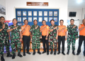 Foto Bersama, Komandan Lanud Raden Sadjad (RSA) Natuna, Marsekal Pertama TNI Onesmus Gede Rai Aryadi, S.E., M.M., M.Han., Saat Menerima Kunjungan Kepala Kantor Pencarian dan Pertolongan (Kakansar) Natuna, Abdul Rahman, S.E., beserta staf di Mako Lanud RSA Natuna. (Foto: Amin).