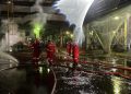 Para petugas berusaha memadamkan kebakaran di Kilang Dumai, Riau, Rabu, 1 Oktober 2025. (Foto: Ist./ Doc PT Pertamina- Persero).