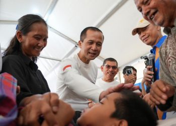 Menteri Transmigrasi RI M. Iftitah Sulaiman saat berinteraksi dengan warga Rempang dalam rangka bakti sosial. (Foto: Humas BP).