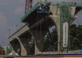 Proses pembangunan Light Rail Transit (LRT) Jakarta Fase 1B rute Velodrome-Manggarai di Jalan Pemuda, Jakarta. (Foto: Ist./ rm.id).