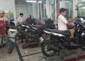 Sepeda motor yang rusak setelah isi BBM Pertalite di wilayah Jatim, harus diservis di bengkel (Foto: Ist./ David).
