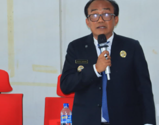 Wakil Bupati Samosir Ariston Tua Sidauruk Pimpin Rapat Kordinasi Pemenuhan Makan Bergizi Gratis di Aula Kantor Bupati. (Foto: HMS./ Hendrikoh).