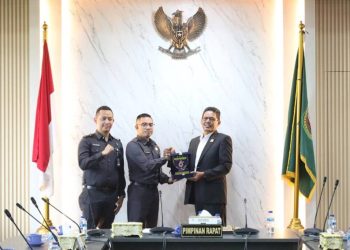 Ketua DPRD Kota Batam, Kamaluddin sambut peserta didik  Sespimen Polri di kantor DPRD Batam. (Foto: Humas DPRD).