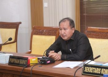 Ketua Komisi IV, Dandis Rajagukguk ST pimpin rapat perselisihan gaji pekerja dengan pihak manajemen PT VRS Mechanical Engineering. (Foto: Humas DPRD).