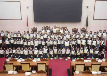 Siswa-siswi SD Bodhi Dharma audiensi ke kantor DPRD Kota Batam. (Foto: Humas DPRD).