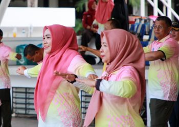 Erlita Amsakar bersama masyarakat Kota Batam lakukan senam sehat di Dataran Engku Putri, Batam Center. (Foto: Diskominfo).