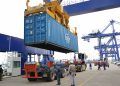 Bongkar muat peti kemas di pelabuhan Batam. (Foto: Humas BP).