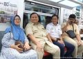 Presiden Prabowo Subianto berbincang denga salah seorang penumpang perempuan KRL commuter line tujuan Stasiun Tanah Abang Baru, Selasa, 4 November 2025.(Foto: Ist./Tangkapan layar Youtube Sekretariat Presiden).