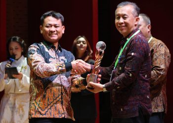 Mewakili BP Batam, Anggota/Deputi Bidang Administrasi dan Keuangan BP Batam, Alexander Zulkarnain dapat anugerah penghargaan Bhumandala 2025 dari Badan Informasi Geospasial (BIG). (Foto: Humas BP).