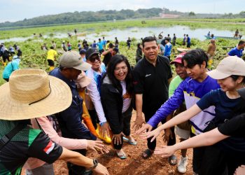 Anggota/Deputi Bidang Pelayanan Umum, Ariastuty Sirait bersama jajaran dari unit SPAM dan team yang lain ikut bersihkan waduk Duriangkang. (Foto: Humas BP).