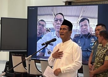 Menteri Pertanian (Mentan) Andi Amran Sulaiman saat menyampaikan konferensi pers terkait penyitaan impor beras ilegal mellaui kawasan Batam, Kepulauan Riau, di rumahnya, Jakarta Selatan, Selasa, 25 November 2025.(Foto: Ist./Kompas.com).