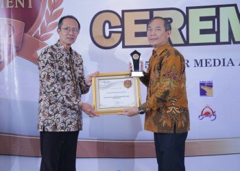 Direktur RSBP Batam, dr. Tanto Budiharto, SpJP, FIHA, MARS terima penghargaan individu dalam kategori “Visionary and Inspirational Leader in Improving Public Health Service of The Year 2025. (Foto: Humas BP).