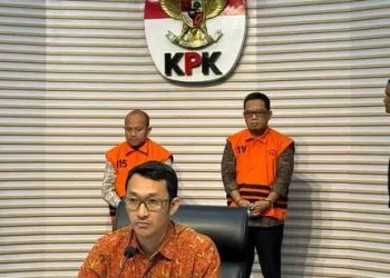 Dua tersangka kasus korupsi pengadaan proyek fiktif PT Pembangunan Perumahan (pakai rompi) dipertontonkan kepada pers di gedung Merah Putih KPK, Kuningan, Jakarta Selatan, Selasa, 25 November 2025. (Foto: Ist./Yustinus Patris Paat).