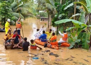 Tim gabungan mengevakuasi warga korban banjir di Desa Paloh Punti, Kecamatan Muara Satu, Kota Lhokseumawe, Provinsi Aceh, Jumat, 27 November 2025 (Foto: Ist./ kompas.com).