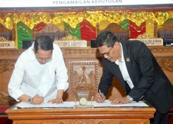 Ketua DPRD dan Wali Kota Batam menandatangani persetujuan bersama  tentang Ranperda menjadi Perda Kota Layak Anak. (Foto: Humas DPRD).