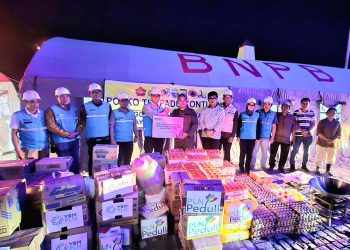 Dirut PLN salurkan bantuan ke daerah korban bencana alam. (Foto: Humas PLN).