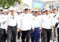 Kepala Kepolisian RI Jenderal Listyo Sigit Prabowo (dua dari kiri) didampingi Ketua Umum PWI Pusat Akhmad Munir (kaca mata hitam) saat ikuti jalan sehat kick off HPN 2026 di Serang, Banten Minggu, 30 November 2025. (Foto: Ist./PWI Pusat).