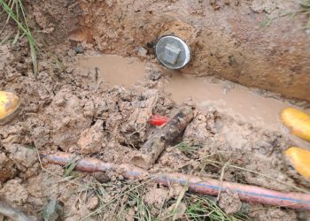 Pipa air yang bocor di depan Panbil Plaza Muka Kuning. (Foto: Humas BP).